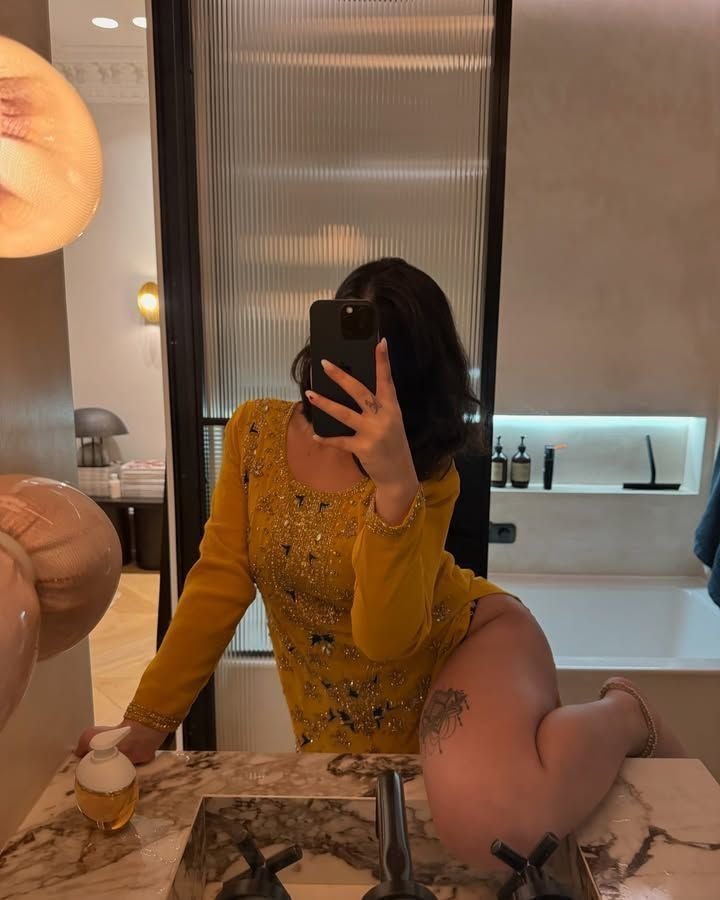 Delhi VIP air hostess escort Kavya